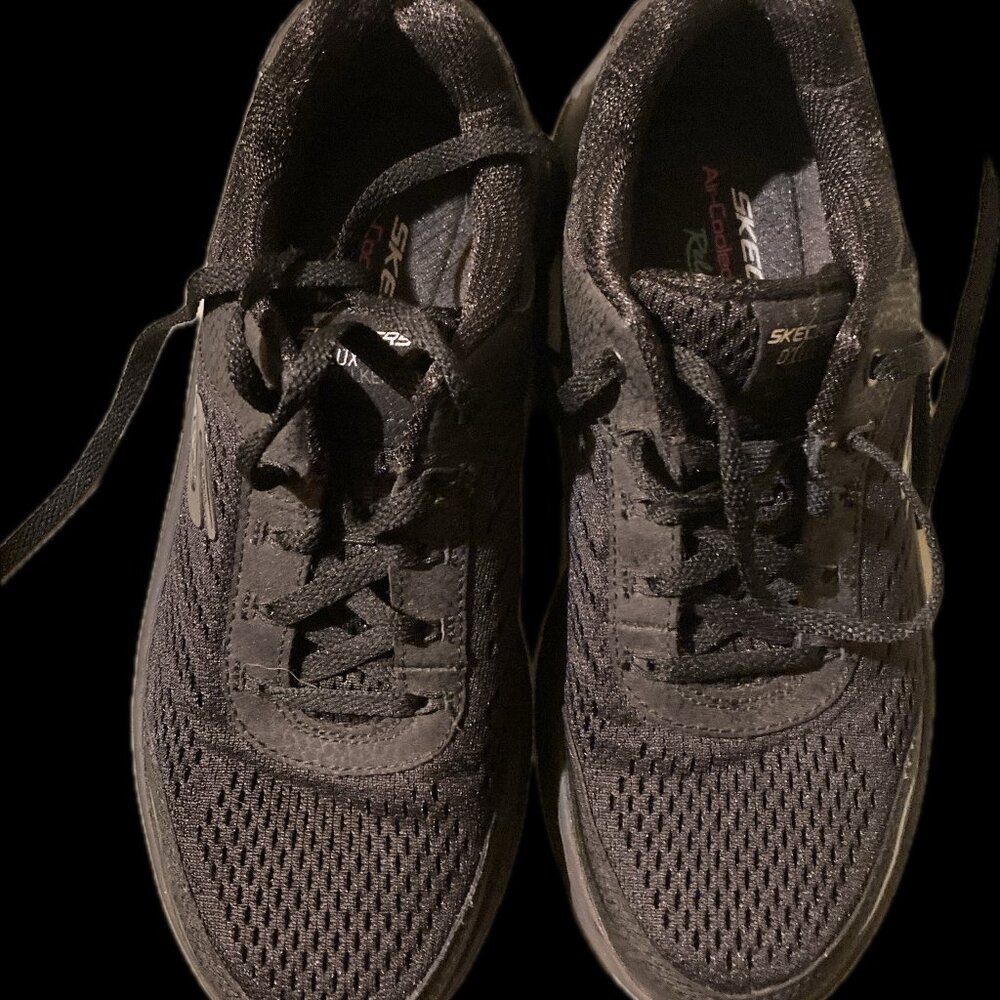 NWOB Skechers Women's D'Lux Walker Relaxed Fit black Lace Up Sneakers Size 6